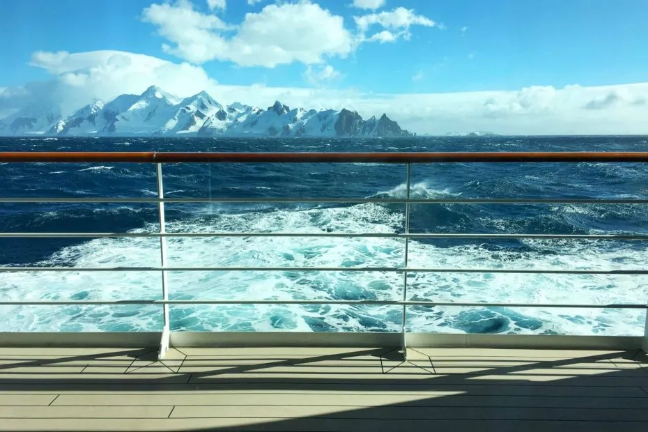 Icebergs, pingouins et champagne: est-ce la croisière parfaite? Découvrez notre croisière en Antarctique à bord du Lyrial de Ponant.