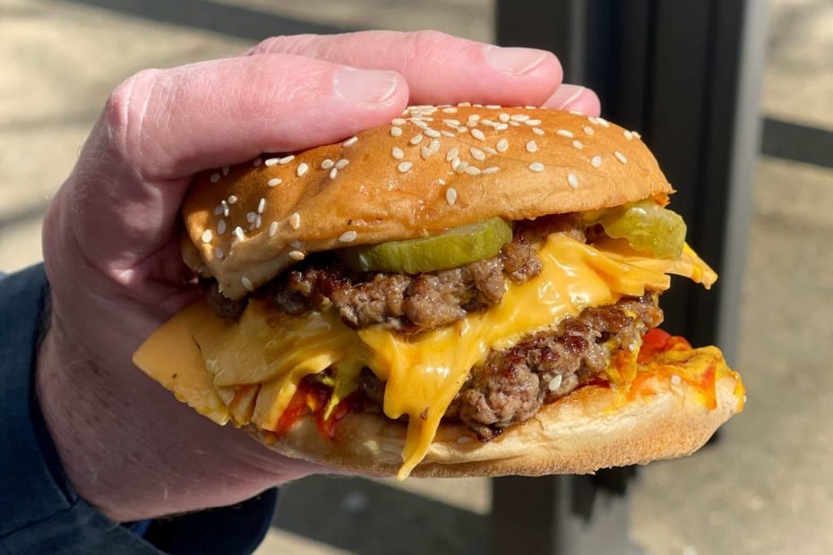 Five Guys, McDonald’s, Burger King or Quick: which fast food burger chain serves the best cheeseburger here in Antwerp, Belgium? Let's find out!