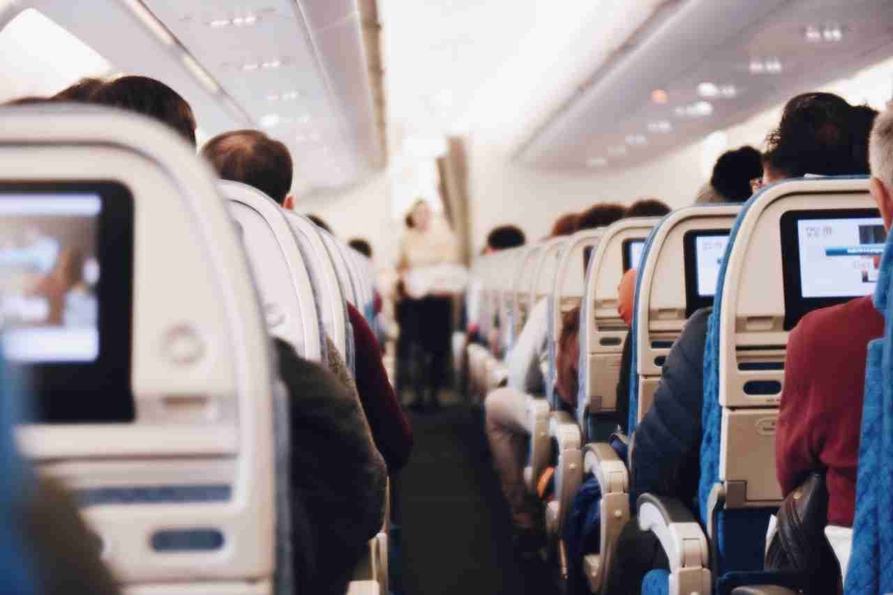 What can you expect in premium economy about cost, comfort, amenities and service that you don't get in economy class? Let's find out!